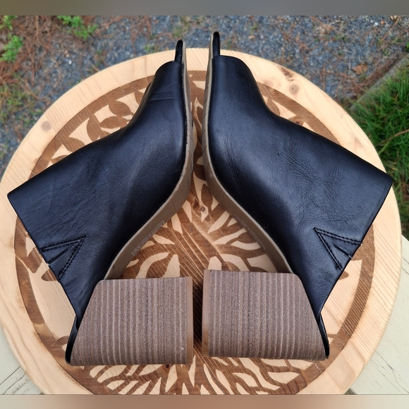 Kenneth Cole Reaction Top Notch Black Leather Peep Toe Stacked Heel Mules **READ - Picture 6 of 11